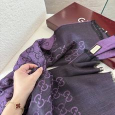 P重磅‼️Gucci经典披肩款,大尺寸G专柜的常青树款。品质极好的,❗️经典双G提花图案风靡了全世界❗️女人的衣柜里面绝 P重磅‼️Gucci经典披肩款,大尺寸G专柜的常青树款。品质极好的,❗️经典双G提花图案风靡了全世界❗️女人的衣柜里面绝