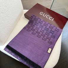 P重磅‼️Gucci经典披肩款,大尺寸G专柜的常青树款。品质极好的,❗️经典双G提花图案风靡了全世界❗️女人的衣柜里面绝 P重磅‼️Gucci经典披肩款,大尺寸G专柜的常青树款。品质极好的,❗️经典双G提花图案风靡了全世界❗️女人的衣柜里面绝