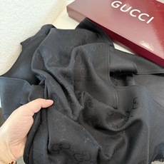 P重磅‼️Gucci经典披肩款,大尺寸G专柜的常青树款。品质极好的,❗️经典双G提花图案风靡了全世界❗️女人的衣柜里面绝 P重磅‼️Gucci经典披肩款,大尺寸G专柜的常青树款。品质极好的,❗️经典双G提花图案风靡了全世界❗️女人的衣柜里面绝