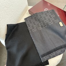 P重磅‼️Gucci经典披肩款,大尺寸G专柜的常青树款。品质极好的,❗️经典双G提花图案风靡了全世界❗️女人的衣柜里面绝 P重磅‼️Gucci经典披肩款,大尺寸G专柜的常青树款。品质极好的,❗️经典双G提花图案风靡了全世界❗️女人的衣柜里面绝