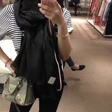 P重磅‼️Gucci经典披肩款,大尺寸G专柜的常青树款。品质极好的,❗️经典双G提花图案风靡了全世界❗️女人的衣柜里面绝 P重磅‼️Gucci经典披肩款,大尺寸G专柜的常青树款。品质极好的,❗️经典双G提花图案风靡了全世界❗️女人的衣柜里面绝