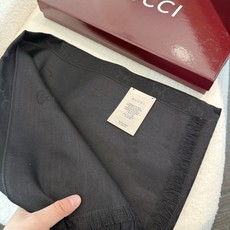 P重磅‼️Gucci经典披肩款,大尺寸G专柜的常青树款。品质极好的,❗️经典双G提花图案风靡了全世界❗️女人的衣柜里面绝 P重磅‼️Gucci经典披肩款,大尺寸G专柜的常青树款。品质极好的,❗️经典双G提花图案风靡了全世界❗️女人的衣柜里面绝