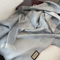 P重磅‼️Gucci经典披肩款,大尺寸G专柜的常青树款。品质极好的,❗️经典双G提花图案风靡了全世界❗️女人的衣柜里面绝 P重磅‼️Gucci经典披肩款,大尺寸G专柜的常青树款。品质极好的,❗️经典双G提花图案风靡了全世界❗️女人的衣柜里面绝