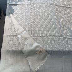 P重磅‼️Gucci经典披肩款,大尺寸G专柜的常青树款。品质极好的,❗️经典双G提花图案风靡了全世界❗️女人的衣柜里面绝 P重磅‼️Gucci经典披肩款,大尺寸G专柜的常青树款。品质极好的,❗️经典双G提花图案风靡了全世界❗️女人的衣柜里面绝