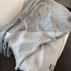 P重磅‼️Gucci经典披肩款,大尺寸G专柜的常青树款。品质极好的,❗️经典双G提花图案风靡了全世界❗️女人的衣柜里面绝 P重磅‼️Gucci经典披肩款,大尺寸G专柜的常青树款。品质极好的,❗️经典双G提花图案风靡了全世界❗️女人的衣柜里面绝