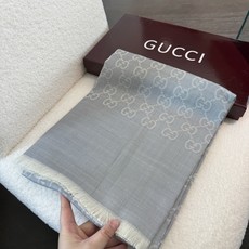 P重磅‼️Gucci经典披肩款,大尺寸G专柜的常青树款。品质极好的,❗️经典双G提花图案风靡了全世界❗️女人的衣柜里面绝 P重磅‼️Gucci经典披肩款,大尺寸G专柜的常青树款。品质极好的,❗️经典双G提花图案风靡了全世界❗️女人的衣柜里面绝