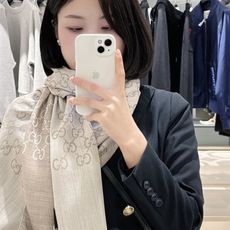 P重磅‼️Gucci经典披肩款,大尺寸G专柜的常青树款。品质极好的,❗️经典双G提花图案风靡了全世界❗️女人的衣柜里面绝 P重磅‼️Gucci经典披肩款,大尺寸G专柜的常青树款。品质极好的,❗️经典双G提花图案风靡了全世界❗️女人的衣柜里面绝