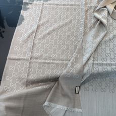 P重磅‼️Gucci经典披肩款,大尺寸G专柜的常青树款。品质极好的,❗️经典双G提花图案风靡了全世界❗️女人的衣柜里面绝 P重磅‼️Gucci经典披肩款,大尺寸G专柜的常青树款。品质极好的,❗️经典双G提花图案风靡了全世界❗️女人的衣柜里面绝