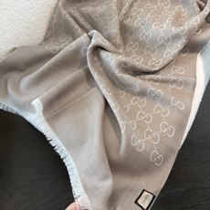 P重磅‼️Gucci经典披肩款,大尺寸G专柜的常青树款。品质极好的,❗️经典双G提花图案风靡了全世界❗️女人的衣柜里面绝 P重磅‼️Gucci经典披肩款,大尺寸G专柜的常青树款。品质极好的,❗️经典双G提花图案风靡了全世界❗️女人的衣柜里面绝