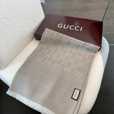 P重磅‼️Gucci经典披肩款,大尺寸G专柜的常青树款。品质极好的,❗️经典双G提花图案风靡了全世界❗️女人的衣柜里面绝 P重磅‼️Gucci经典披肩款,大尺寸G专柜的常青树款。品质极好的,❗️经典双G提花图案风靡了全世界❗️女人的衣柜里面绝