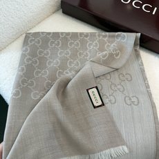 P重磅‼️Gucci经典披肩款,大尺寸G专柜的常青树款。品质极好的,❗️经典双G提花图案风靡了全世界❗️女人的衣柜里面绝 P重磅‼️Gucci经典披肩款,大尺寸G专柜的常青树款。品质极好的,❗️经典双G提花图案风靡了全世界❗️女人的衣柜里面绝