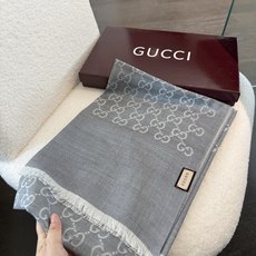 P重磅‼️Gucci经典披肩款,大尺寸G专柜的常青树款。品质极好的,❗️经典双G提花图案风靡了全世界❗️女人的衣柜里面绝 P重磅‼️Gucci经典披肩款,大尺寸G专柜的常青树款。品质极好的,❗️经典双G提花图案风靡了全世界❗️女人的衣柜里面绝