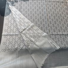 P重磅‼️Gucci经典披肩款,大尺寸G专柜的常青树款。品质极好的,❗️经典双G提花图案风靡了全世界❗️女人的衣柜里面绝 P重磅‼️Gucci经典披肩款,大尺寸G专柜的常青树款。品质极好的,❗️经典双G提花图案风靡了全世界❗️女人的衣柜里面绝
