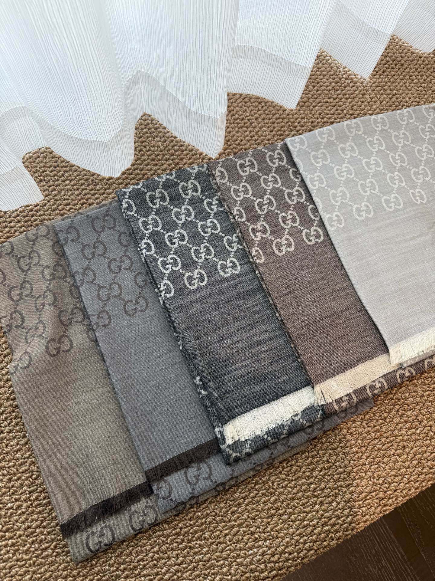 🆕 🆕 P重磅‼️Gucci经典披肩款，大尺寸G专柜的常青树款。品质极好的，❗️经典双G提花图案风靡了全世界❗️女人的衣