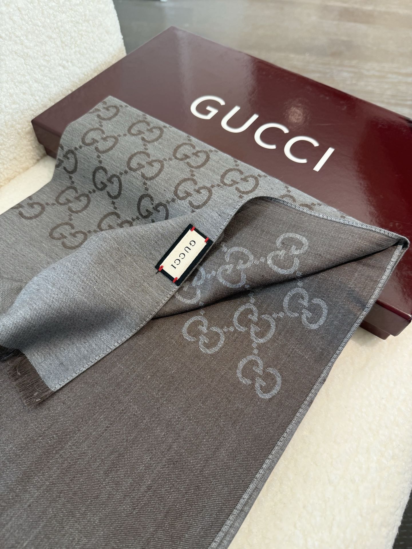 🆕 🆕 P重磅‼️Gucci经典披肩款，大尺寸G专柜的常青树款。品质极好的，❗️经典双G提花图案风靡了全世界❗️女人的衣