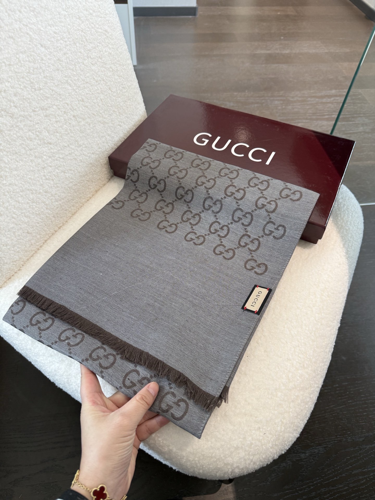🆕 🆕 P重磅‼️Gucci经典披肩款，大尺寸G专柜的常青树款。品质极好的，❗️经典双G提花图案风靡了全世界❗️女人的衣