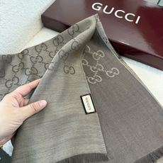 P重磅‼️Gucci经典披肩款,大尺寸G专柜的常青树款。品质极好的,❗️经典双G提花图案风靡了全世界❗️女人的衣柜里面绝 P重磅‼️Gucci经典披肩款,大尺寸G专柜的常青树款。品质极好的,❗️经典双G提花图案风靡了全世界❗️女人的衣柜里面绝
