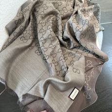 P重磅‼️Gucci经典披肩款,大尺寸G专柜的常青树款。品质极好的,❗️经典双G提花图案风靡了全世界❗️女人的衣柜里面绝 P重磅‼️Gucci经典披肩款,大尺寸G专柜的常青树款。品质极好的,❗️经典双G提花图案风靡了全世界❗️女人的衣柜里面绝