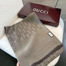 P重磅‼️Gucci经典披肩款,大尺寸G专柜的常青树款。品质极好的,❗️经典双G提花图案风靡了全世界❗️女人的衣柜里面绝 P重磅‼️Gucci经典披肩款,大尺寸G专柜的常青树款。品质极好的,❗️经典双G提花图案风靡了全世界❗️女人的衣柜里面绝