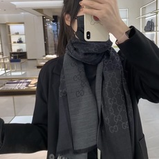 P重磅‼️Gucci经典披肩款,大尺寸G专柜的常青树款。品质极好的,❗️经典双G提花图案风靡了全世界❗️女人的衣柜里面绝 P重磅‼️Gucci经典披肩款,大尺寸G专柜的常青树款。品质极好的,❗️经典双G提花图案风靡了全世界❗️女人的衣柜里面绝