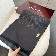 P重磅‼️Gucci经典披肩款,大尺寸G专柜的常青树款。品质极好的,❗️经典双G提花图案风靡了全世界❗️女人的衣柜里面绝 P重磅‼️Gucci经典披肩款,大尺寸G专柜的常青树款。品质极好的,❗️经典双G提花图案风靡了全世界❗️女人的衣柜里面绝