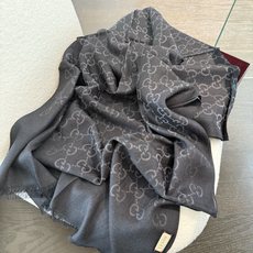 P重磅‼️Gucci经典披肩款,大尺寸G专柜的常青树款。品质极好的,❗️经典双G提花图案风靡了全世界❗️女人的衣柜里面绝 P重磅‼️Gucci经典披肩款,大尺寸G专柜的常青树款。品质极好的,❗️经典双G提花图案风靡了全世界❗️女人的衣柜里面绝