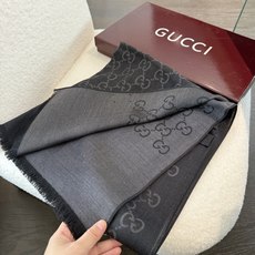 P重磅‼️Gucci经典披肩款,大尺寸G专柜的常青树款。品质极好的,❗️经典双G提花图案风靡了全世界❗️女人的衣柜里面绝 P重磅‼️Gucci经典披肩款,大尺寸G专柜的常青树款。品质极好的,❗️经典双G提花图案风靡了全世界❗️女人的衣柜里面绝