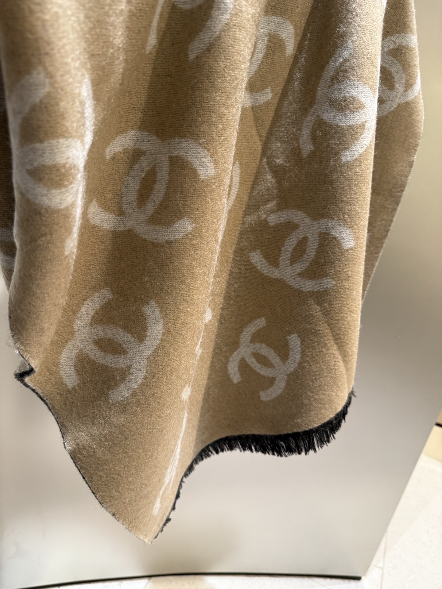 P 最新款Chanel25b黑白披肩🧣🧣🧣满logo的披肩真的太爱了！识别度超高而且在空调房里披着真的刚