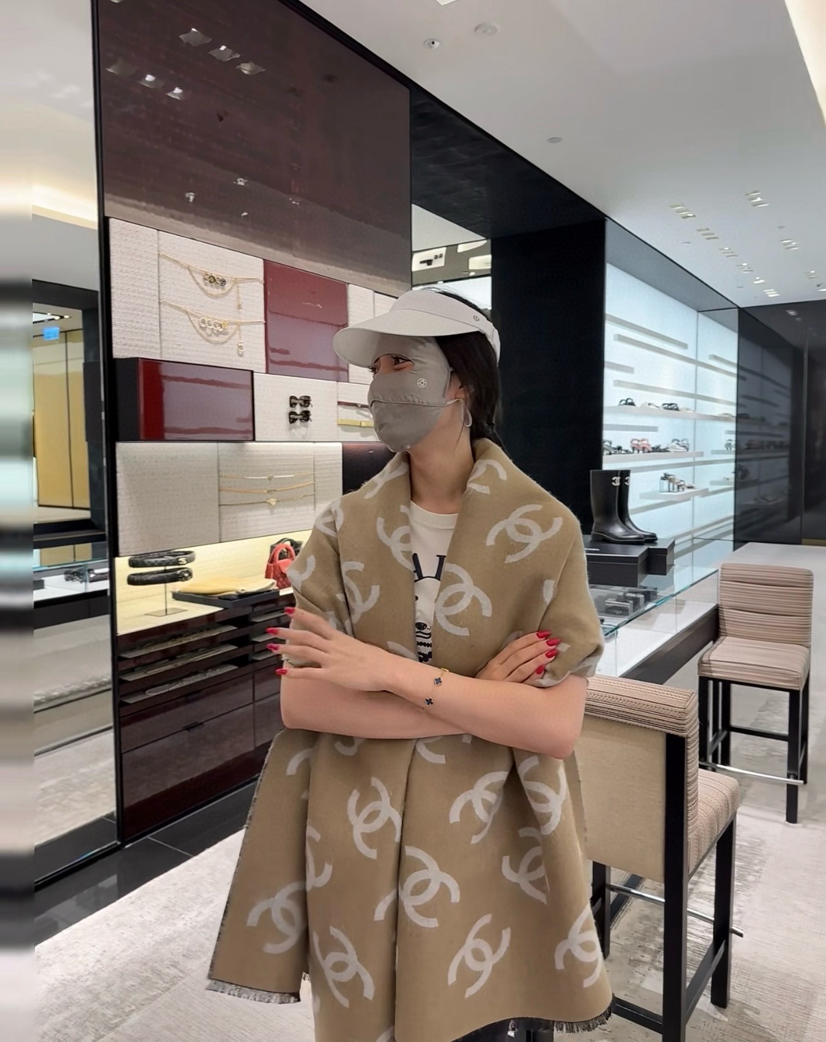 P 最新款Chanel25b黑白披肩🧣🧣🧣满logo的披肩真的太爱了！识别度超高而且在空调房里披着真的刚