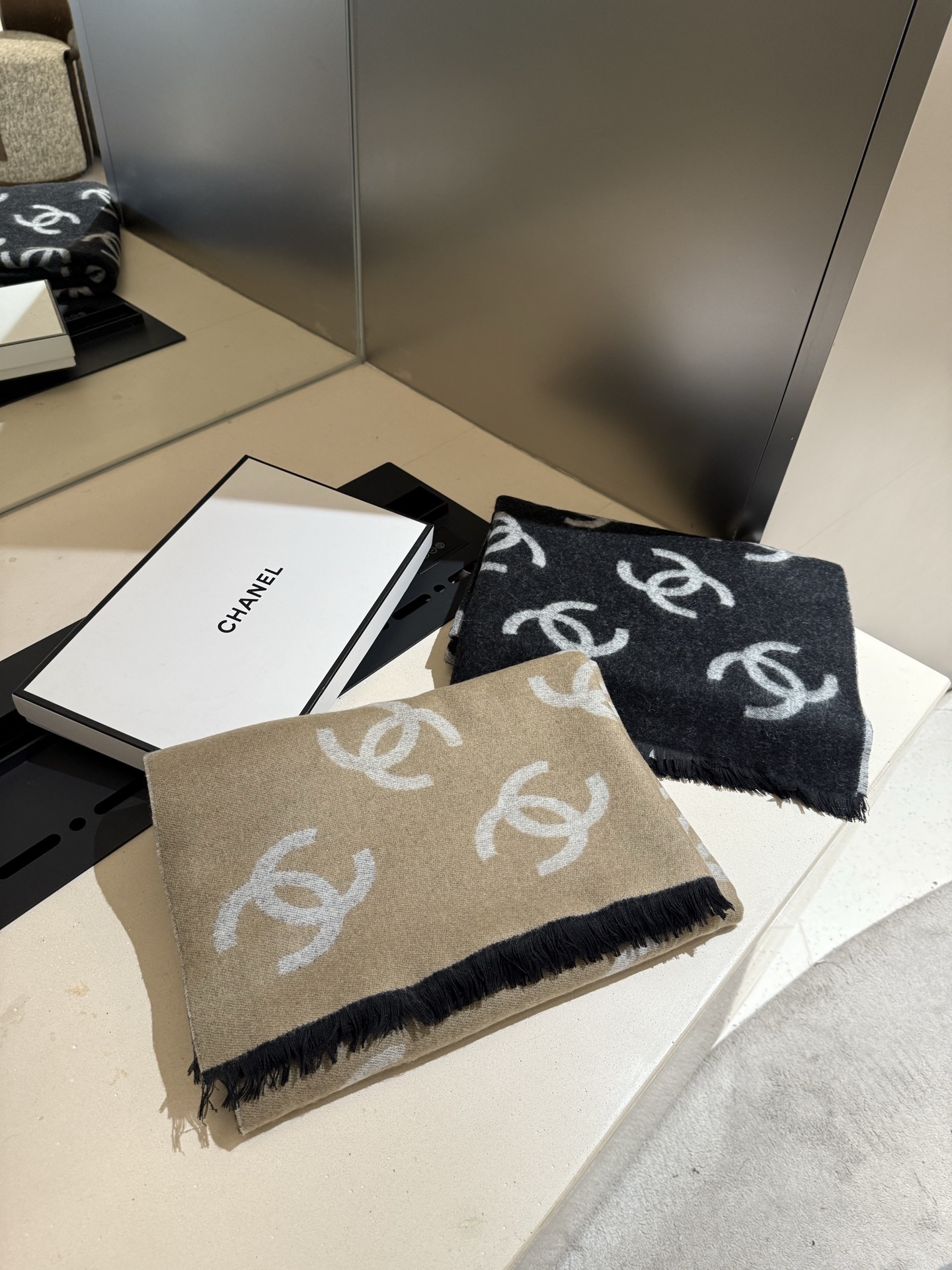 P 最新款Chanel25b黑白披肩🧣🧣🧣满logo的披肩真的太爱了！识别度超高而且在空调房里披着真的刚