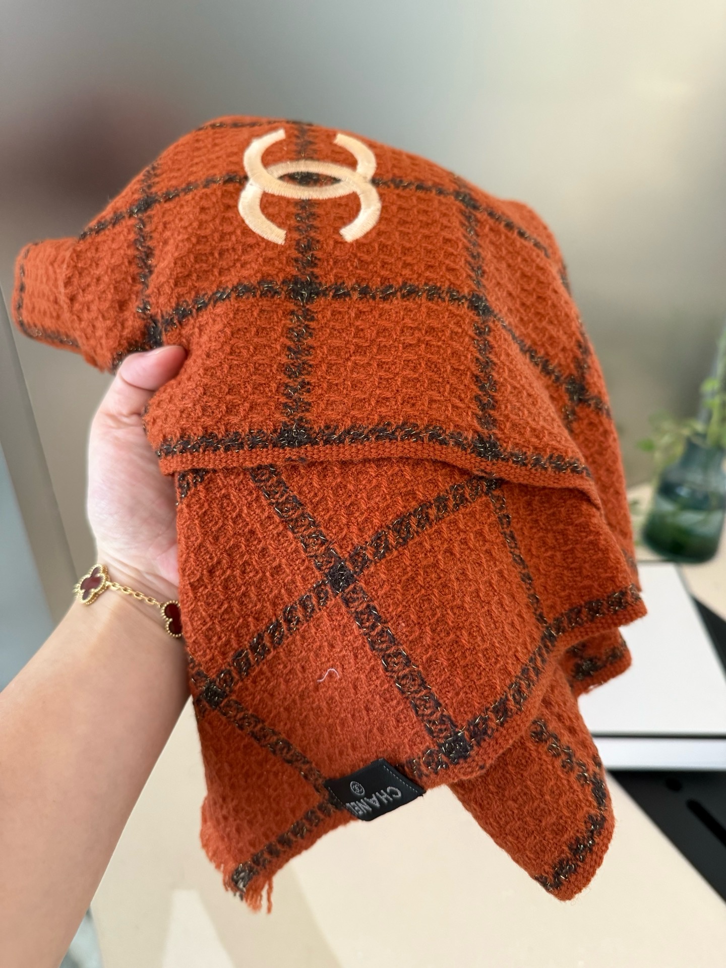 P重磅推荐❗️CHA · 香奈儿秋冬新品 · 羊绒轻缩围巾❗️臻选上乘的山羊绒纤维，耗时耗力，再以清泉水