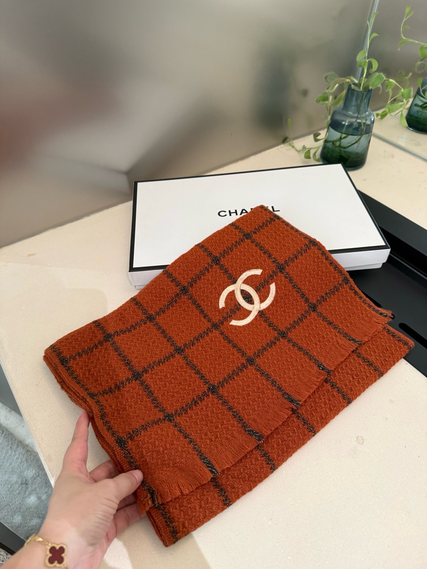 P重磅推荐❗️CHA · 香奈儿秋冬新品 · 羊绒轻缩围巾❗️臻选上乘的山羊绒纤维，耗时耗力，再以清泉水