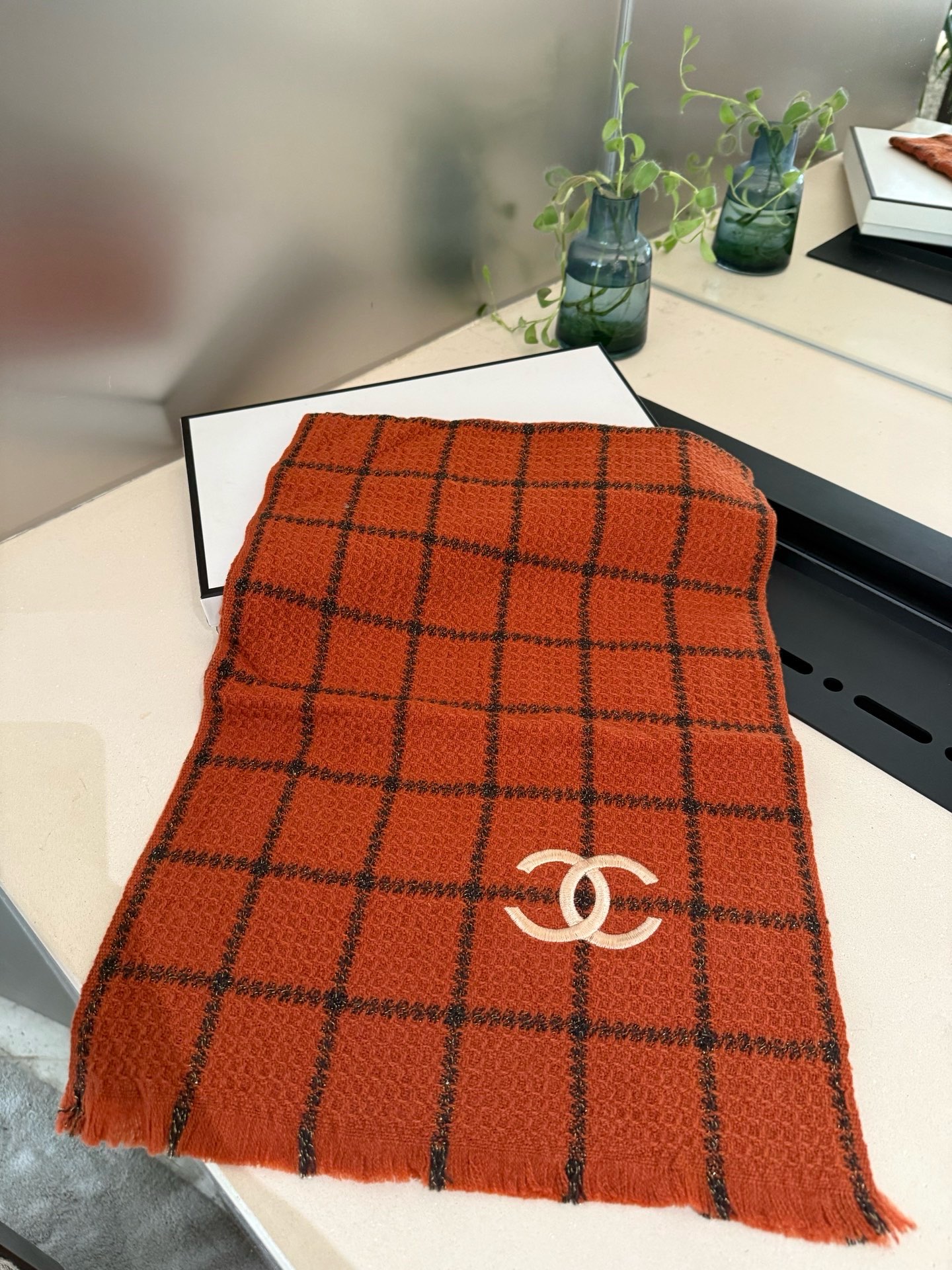 P重磅推荐❗️CHA · 香奈儿秋冬新品 · 羊绒轻缩围巾❗️臻选上乘的山羊绒纤维，耗时耗力，再以清泉水