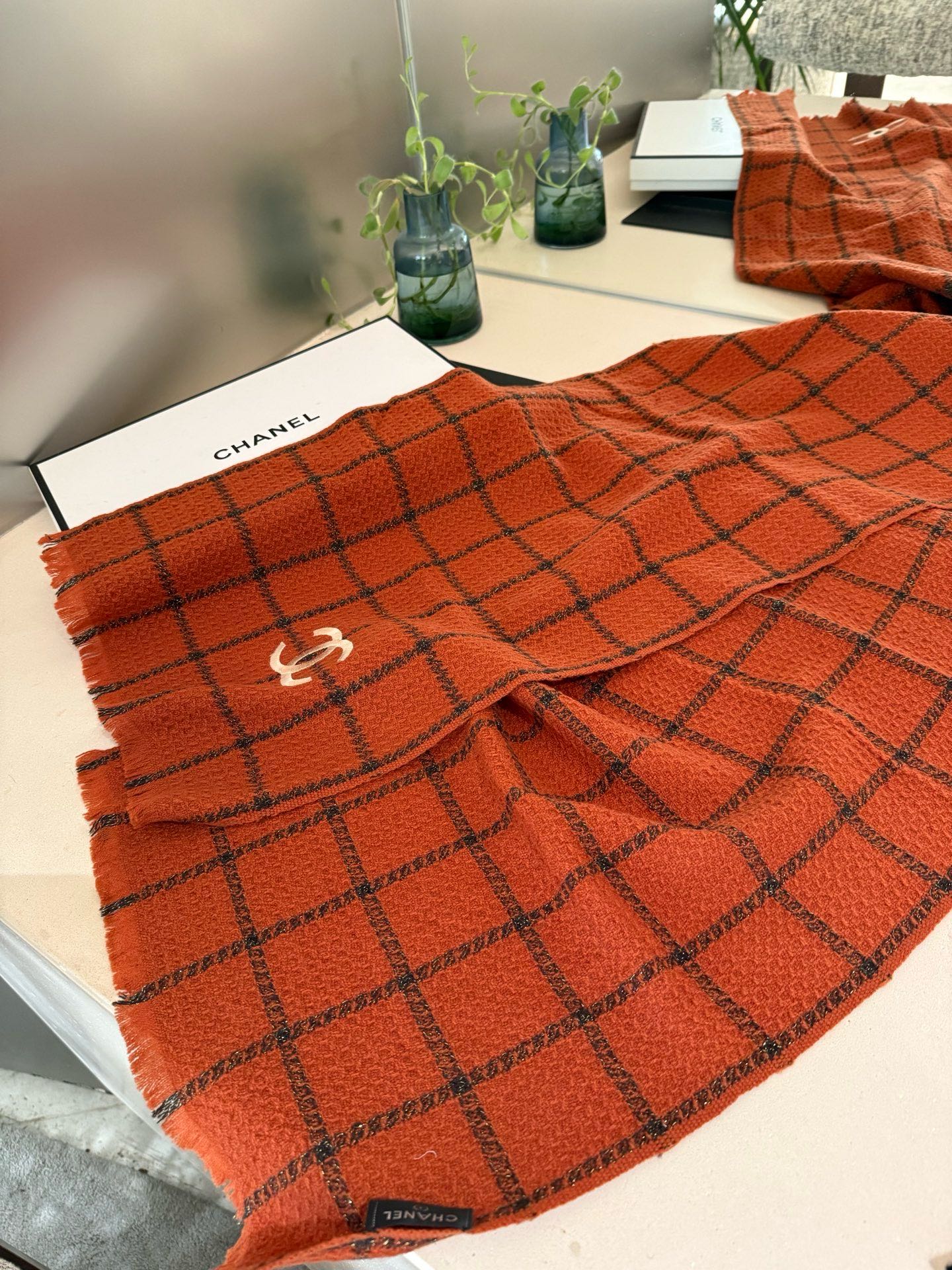 P重磅推荐❗️CHA · 香奈儿秋冬新品 · 羊绒轻缩围巾❗️臻选上乘的山羊绒纤维，耗时耗力，再以清泉水