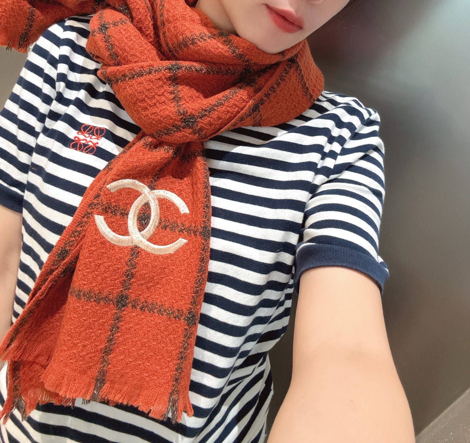 NO:678231,Highly recommended CHA · Chanel new autumn and winter products ·  The Cashmere Light Shrink Scarf selects the best cashmere fiber, which is time-consuming and labor-intensive, and then soaked and washed in clear spring water, so that the cashmere fiber presents a unique fluffy texture. It feels so delicate. It uses light shrinking technology to have a luxurious and soft surface gloss. The hand is full of fine velvet. Big H has always been synonymous with excellence. This price is absolutely 100% affordable, and it is a good gift to keep for yourself!  Absolutely good product, size 35x cm, cashmere high version scarf, high version scarf, chanel19860909重磅推荐CHA · 香奈儿秋冬新品 · 羊绒轻缩围巾臻选上乘的山羊绒纤维,耗时耗力,再以清泉水浸泡涤荡,使羊绒纤维呈现出独特的蓬松质感,手感才如此细腻,采用轻缩绒工艺,才有奢华柔和的表面光泽手感满满地都是细腻的绒毛大H一直是精益求精的代名词,这个价格绝对百分之百的实惠送礼自留都不错！绝对好货size35x cm,羊绒高版本围巾,高版本围巾,chanel,scarf