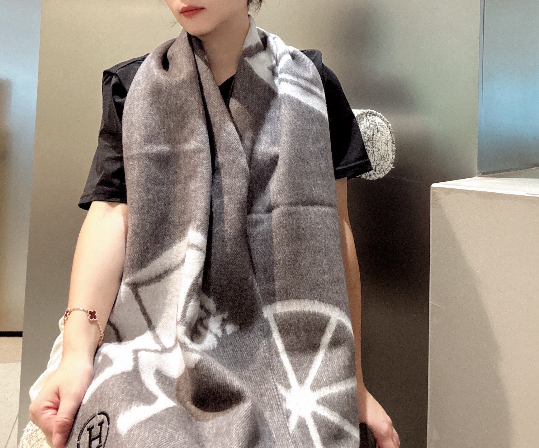 NO:678234,Hermes · Hermès highly recommends. Wool material is very warm, soft and skin-friendly, does not tie the neck, classic double-sided design, one scarf, two styles for boys and girls, size 30*180cm is full of love for high version scarf, high version scarf, hermes, hermes19860909Hermes · 爱马仕重磅推荐 羊毛材质非常保暖 柔软亲肤,不扎脖经典双面设计,一条围巾两种风格男孩女孩通用,size30*180cm满满的爱高版本围巾,高版本围巾,hermes,hermes,scarf