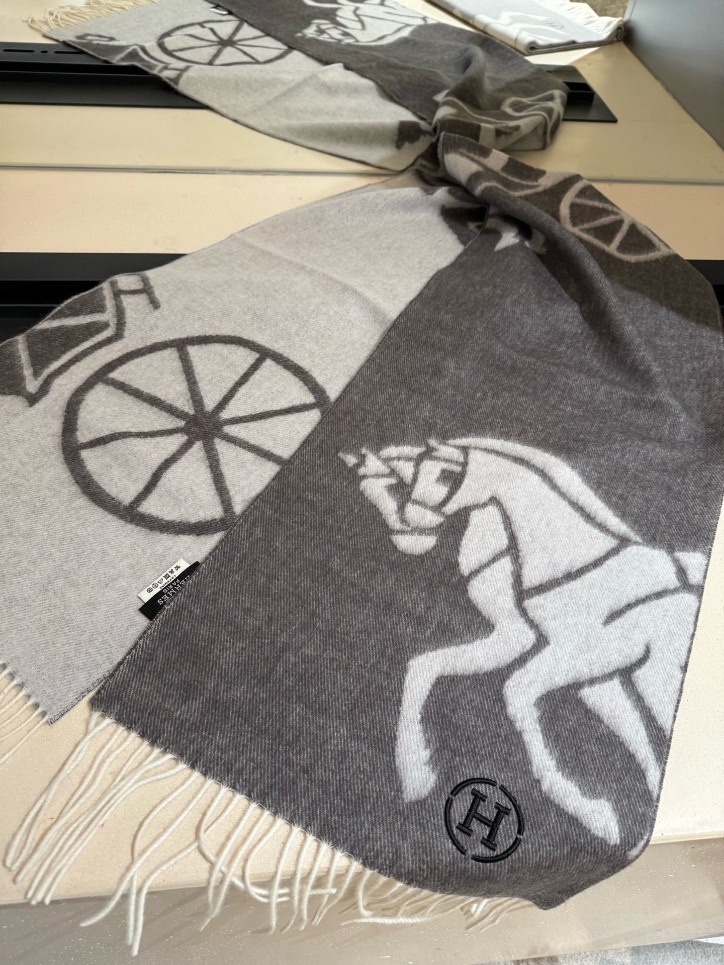 PHermes · 爱马仕重磅推荐💥 100%羊毛材质。非常保暖👑 柔软亲肤，不扎脖😍经典双面设计，一条