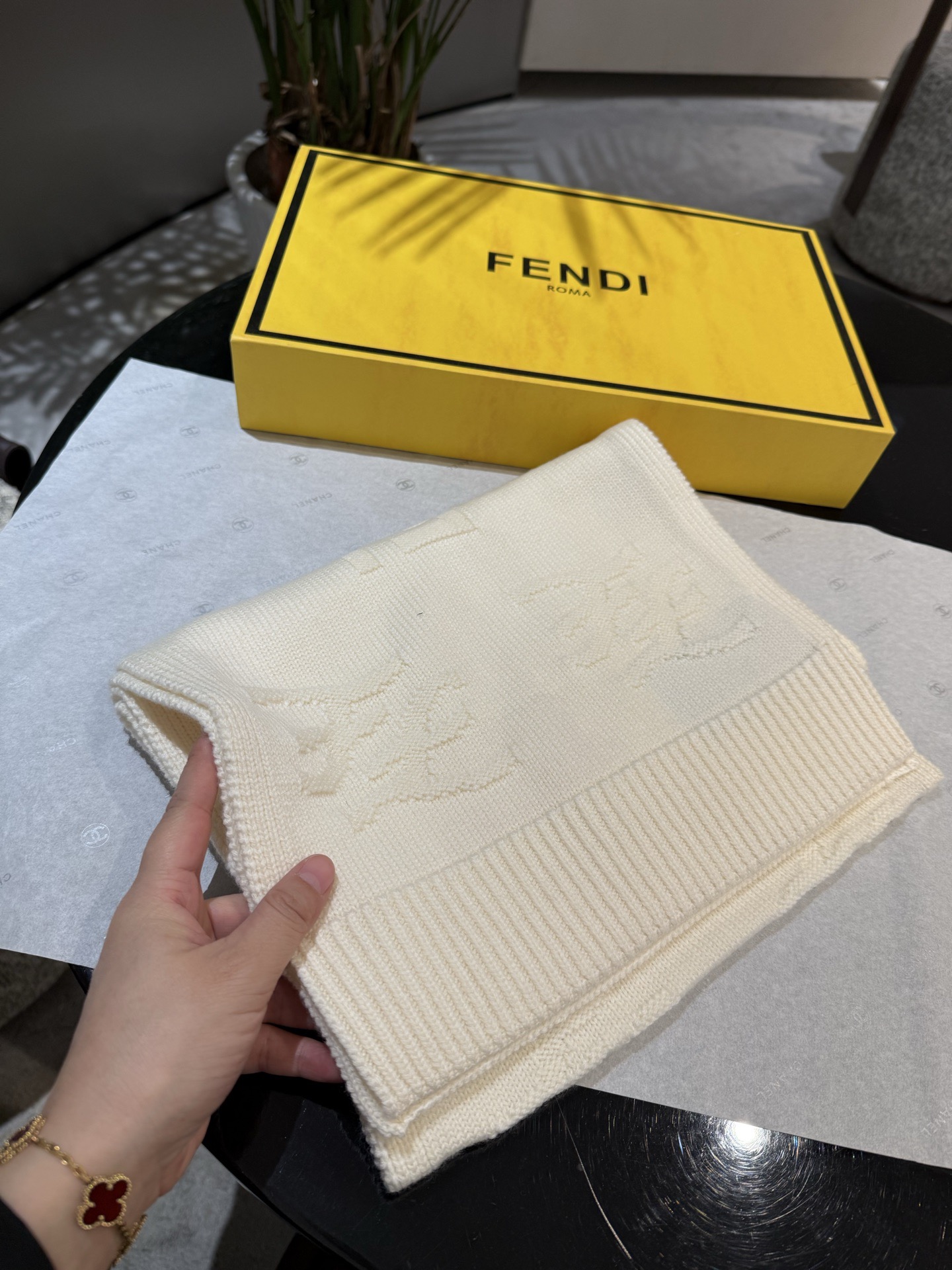 P 𝐅𝐞𝐧𝐝𝐢·针织羊绒围巾今年芬迪秋冬最火的一款围巾，全幅撞色FF图案设计提花，罕见的奢华高级，羊绒的