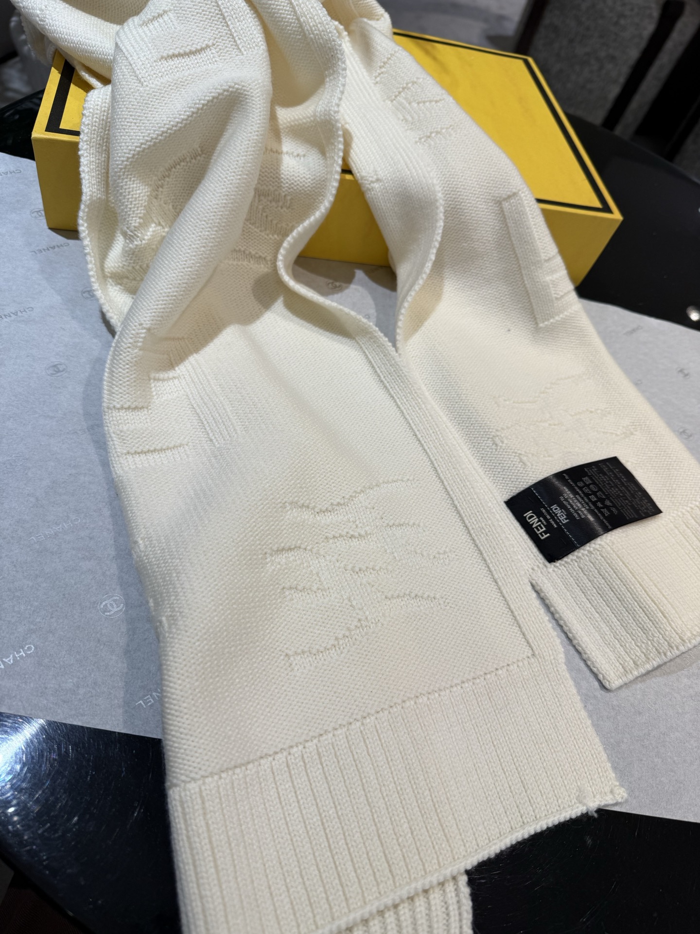 P 𝐅𝐞𝐧𝐝𝐢·针织羊绒围巾今年芬迪秋冬最火的一款围巾，全幅撞色FF图案设计提花，罕见的奢华高级，羊绒的