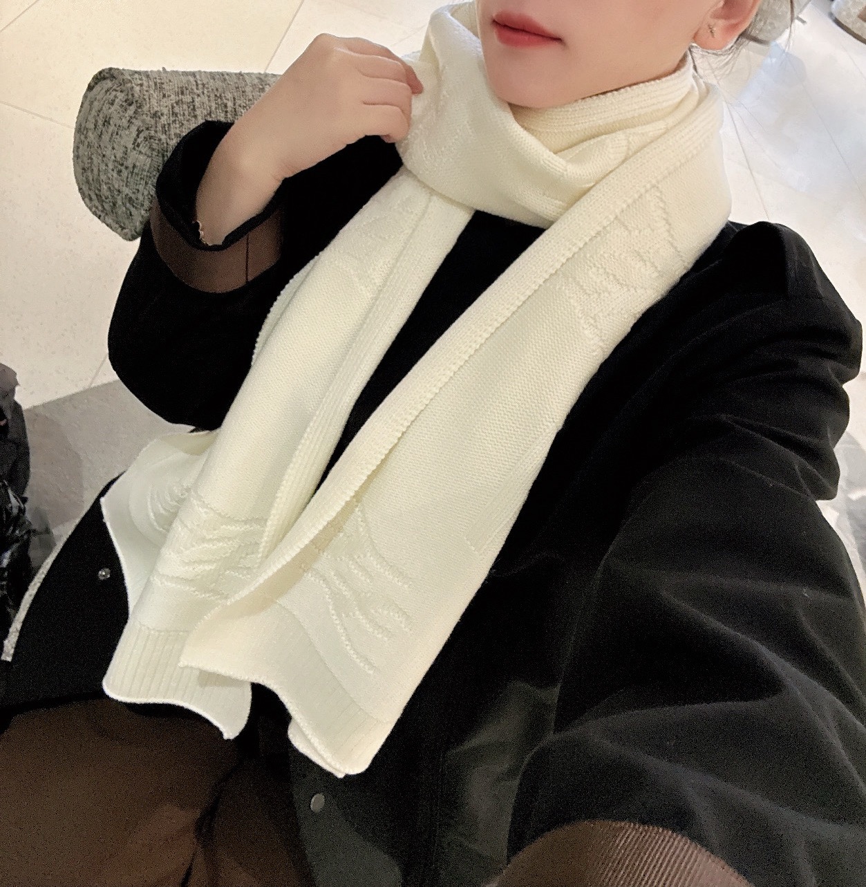 NO:678239,·Knitted cashmere scarf is Fendi’s most popular scarf in autumn and winter this year. It has a full contrast FF pattern jacquard design. It is rare luxury and high-end. Needless to say, the feel of cashmere is soft and skin-friendly and extremely comfortable. Material Cashmere Size 33*180cm high version scarf, high version scarf, fendi19860909·针织羊绒围巾 今年芬迪秋冬最火的一款围巾,全幅撞色FF图案设计提花,罕见的奢华高级,羊绒的手感就不用多讲,更是柔软亲肤极度舒适. 材质羊绒 尺寸33*180㎝高版本围巾,高版本围巾,fendi,scarf