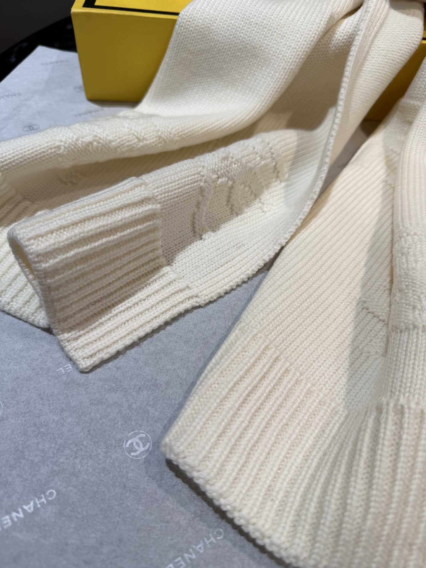 P 𝐅𝐞𝐧𝐝𝐢·针织羊绒围巾今年芬迪秋冬最火的一款围巾，全幅撞色FF图案设计提花，罕见的奢华高级，羊绒的