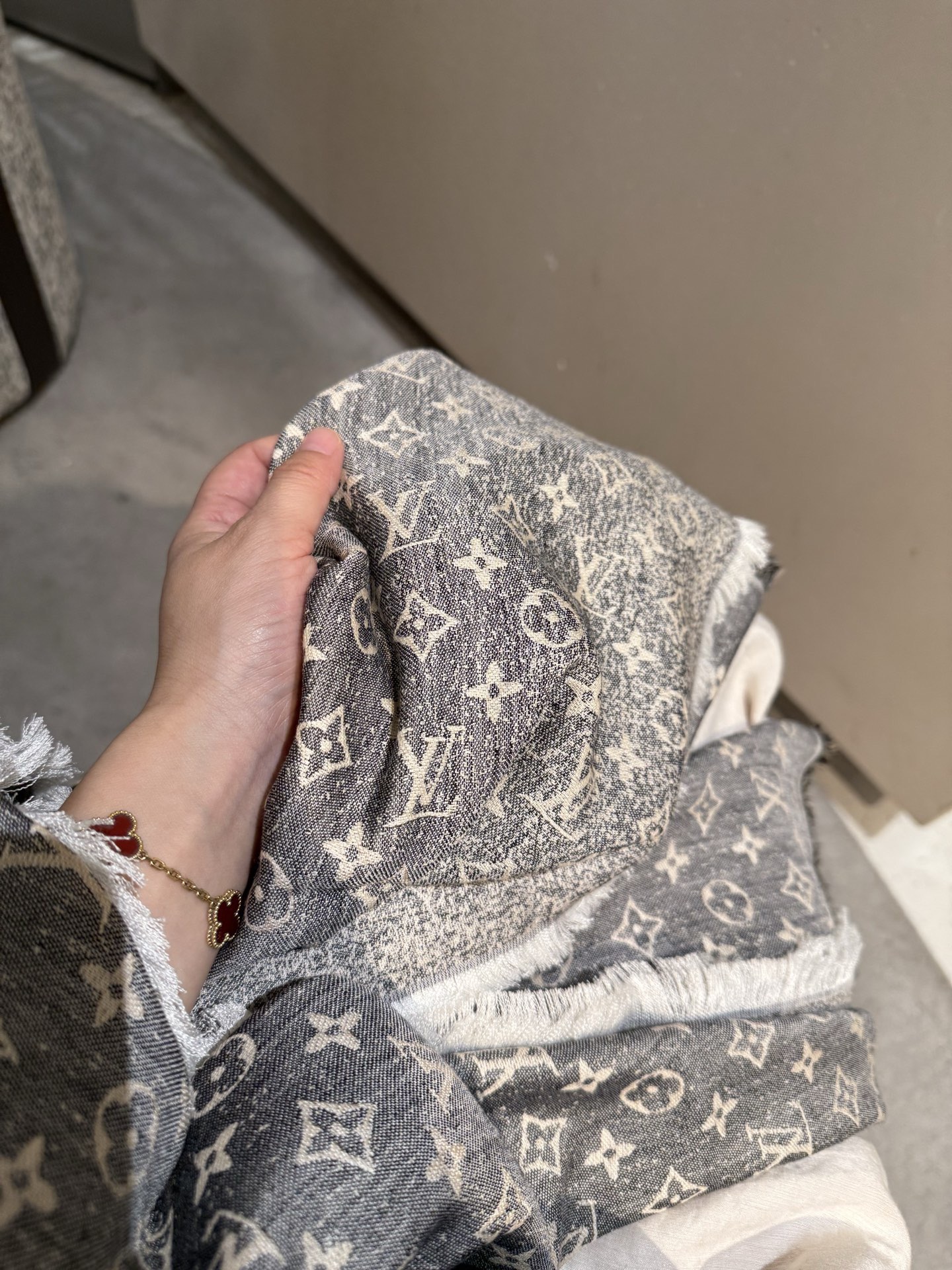 Plv2025最新款披肩呈现渐变效果，仿佛挚爱牛仔裤经过时间洗礼后的别致纹理。华美丝毛混纺裁出大幅尺寸，