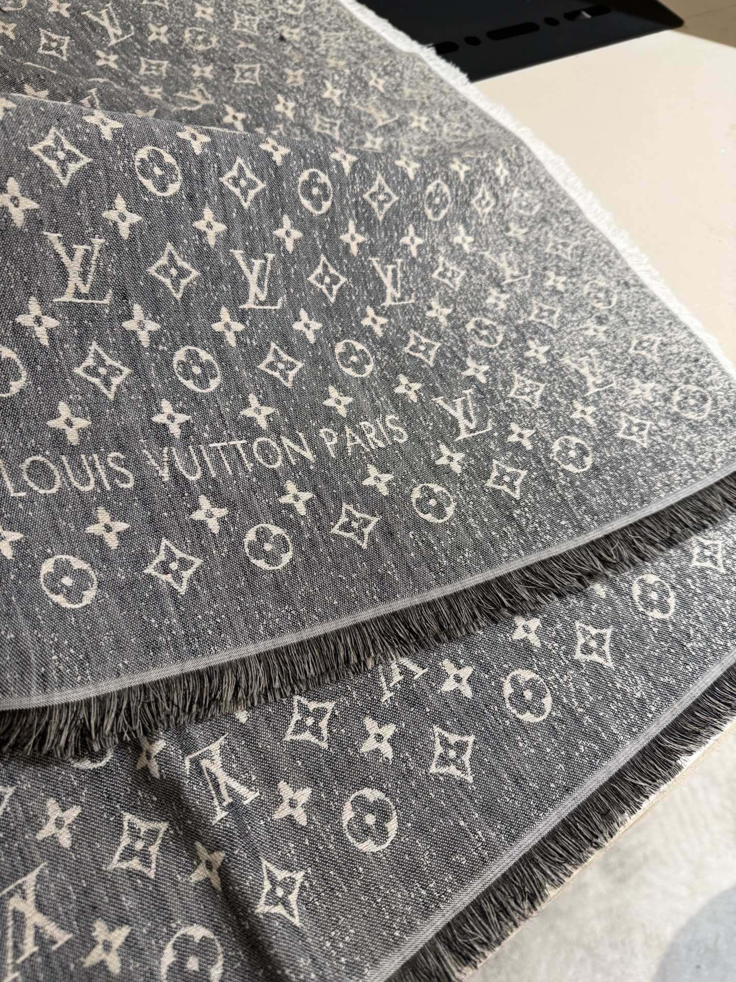 Plv2025最新款披肩呈现渐变效果，仿佛挚爱牛仔裤经过时间洗礼后的别致纹理。华美丝毛混纺裁出大幅尺寸，