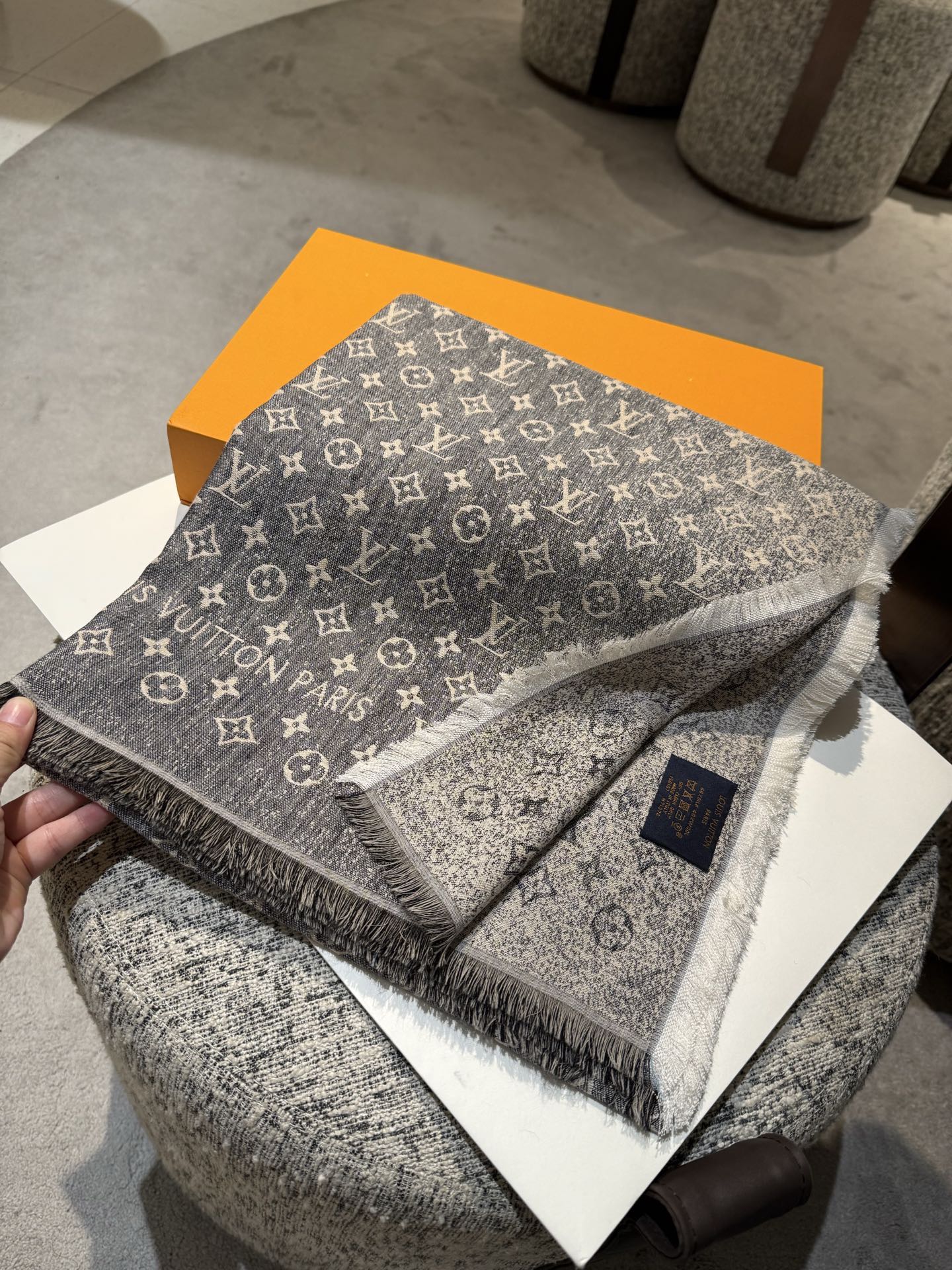 Plv2025最新款披肩呈现渐变效果，仿佛挚爱牛仔裤经过时间洗礼后的别致纹理。华美丝毛混纺裁出大幅尺寸，