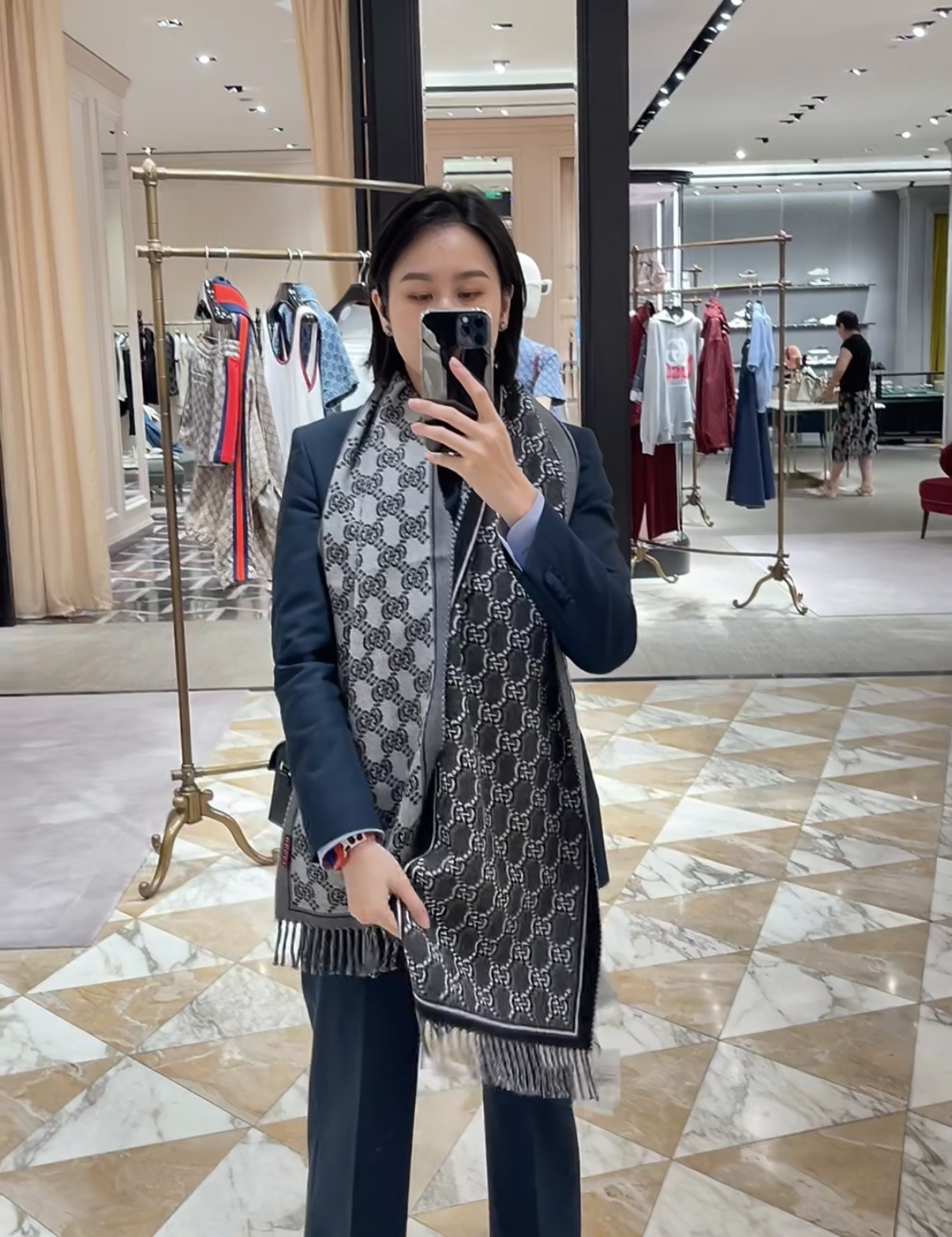 NO:678247,95 new Gucci counter latest models, counter price of goods!  I just like the style of Gucci!  Many people like this fashionable aesthetic!  !  This thing is really a good thing that comes with the counter!  !  Exactly the same appearance!  !  !  Exuding elegance and extraordinary charm, this jacquard scarf adopts soft double-sided heterochromatic colors and alternately arranges the recognizable GG pattern. The fabric is very thick and warm, and the concave shape is warm!  !  Warm big sheep!  !  It feels great in the hand!  Can be worn, draped or tied, soft and waxy to keep warm ~ very thick and warm enough!  The quality pursued by high-end customers!  Such top quality fabric is soft and thick!  !  In short, I really save money and save money!  !  It looks good no matter how you wear it, and I definitely feel it is worth it after receiving it. Size 35*. Lamb wool!  high version scarf,high version scarf,gucci1986090995从新Gucci专柜最最新款,专柜售价的好货！就是喜欢Gucci这种调调！长在很多人喜欢这种时髦感的审美上！！这东西真心是跟着专柜一起的好东西！！ 一模一样的品相！！！散发高雅不凡的魅力,这款提花围巾采用柔和的双面异色配色,交替排布具有辨识度的GG图案.面料很厚实很温暖,凹造型又保暖！！温暖大绵羊！！手感巨巨巨好！可围可披可系,软糯保暖~很厚实一条足够温暖！高端客户追求的品质！这样的极品货色面料柔软而厚实！！总之,真心省钱省到家！！随便怎么围都好看,收到绝对觉得值 尺寸35*.羊羔毛！高版本围巾,高版本围巾,gucci,scarf