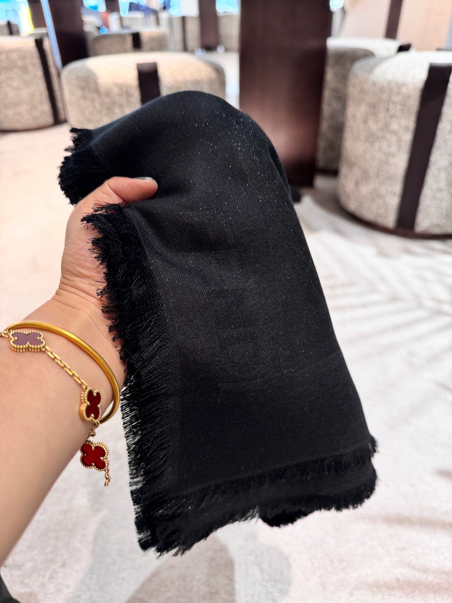 P𝐅𝐞𝐧𝐝𝐢 25新款《FF金银丝提花披肩》双F提花大方巾，专柜新品·双面呈现出华丽的珠光质感，面料柔软