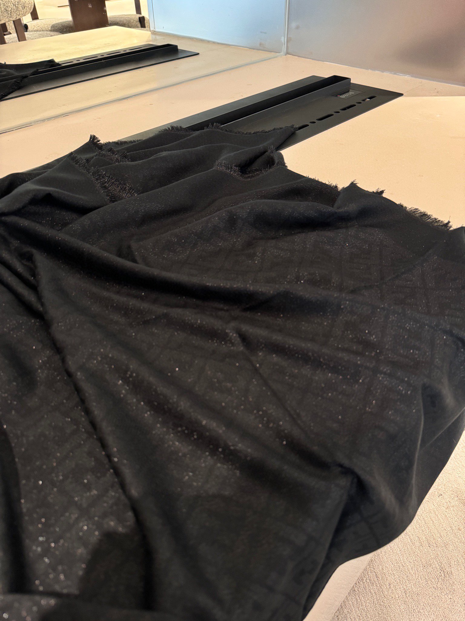 P𝐅𝐞𝐧𝐝𝐢 25新款《FF金银丝提花披肩》双F提花大方巾，专柜新品·双面呈现出华丽的珠光质感，面料柔软