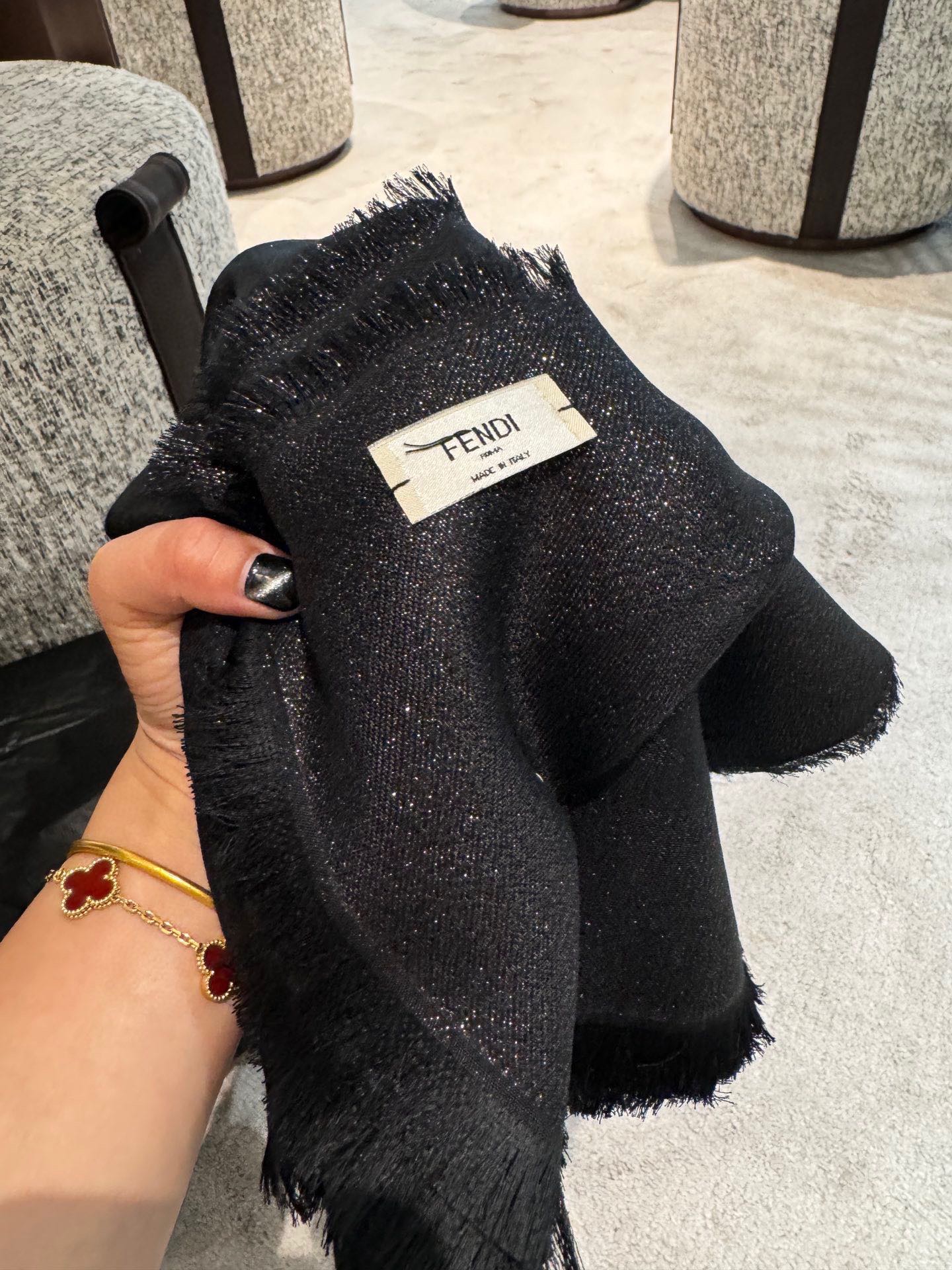 P𝐅𝐞𝐧𝐝𝐢 25新款《FF金银丝提花披肩》双F提花大方巾，专柜新品·双面呈现出华丽的珠光质感，面料柔软