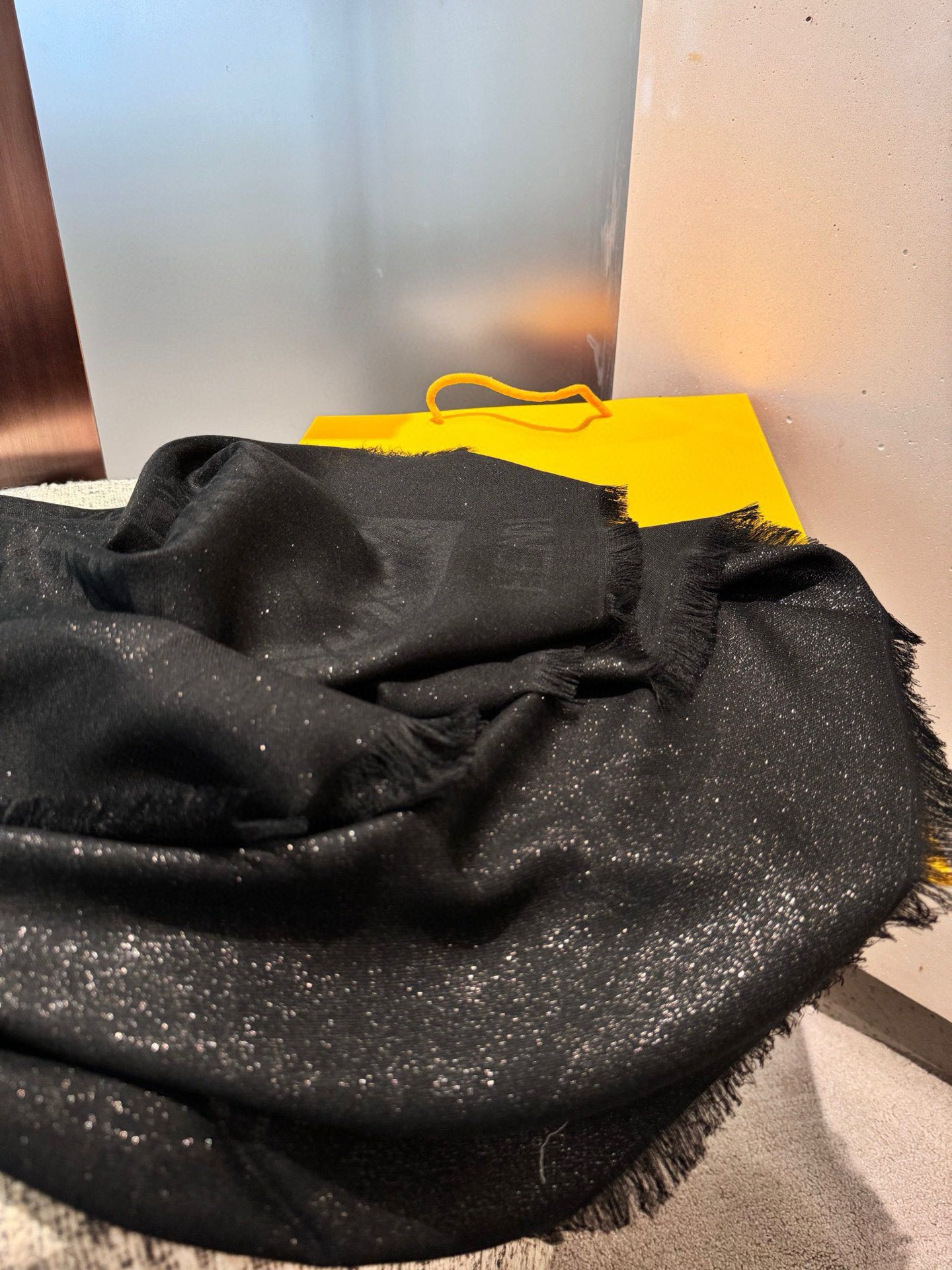 P𝐅𝐞𝐧𝐝𝐢 25新款《FF金银丝提花披肩》双F提花大方巾，专柜新品·双面呈现出华丽的珠光质感，面料柔软