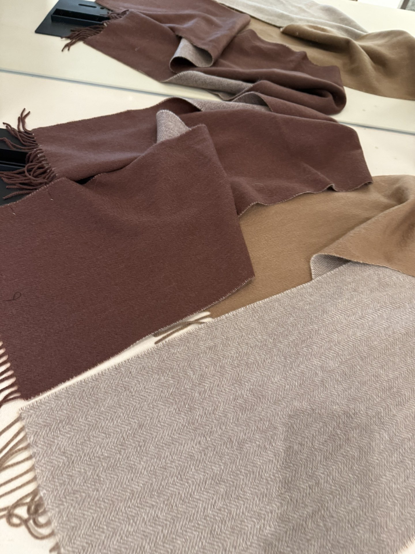 P原单，羊绒版LP水波纹双面山羊绒围巾，围巾中的天花板。这个颜色很特别叫茶褐色，特别有禅意风的一款，松弛